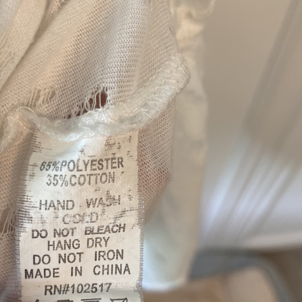 ๐บ3/$15 Soprano white tank top - Picture 6 of 6